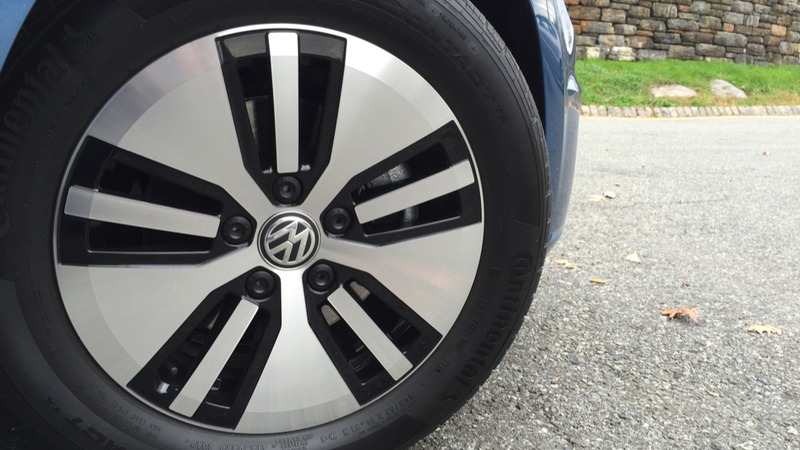 Illustration for article titled The Volkswagen e-Golf Is Great As A Golf But It's Not Half A Tesla